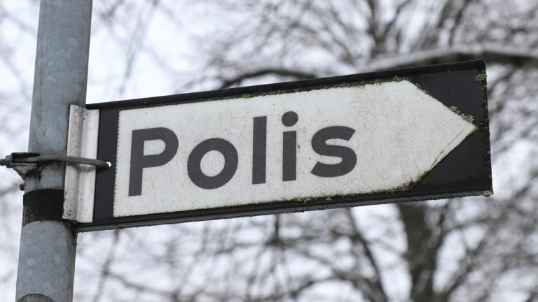 A sign that says 'polis'